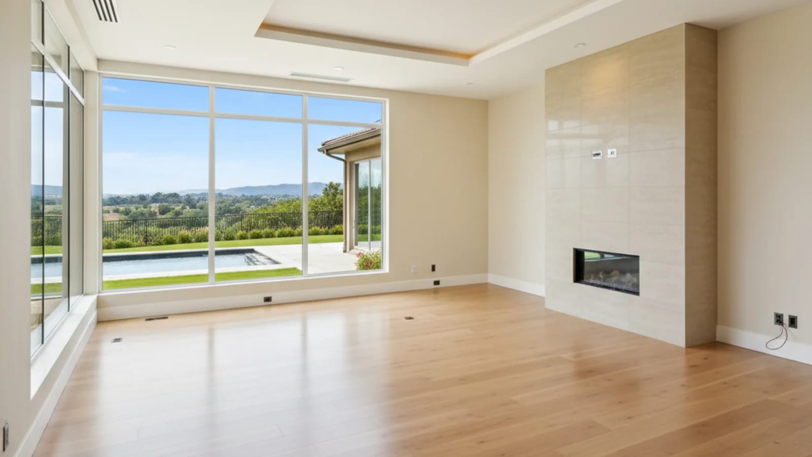 Agente immobiliare che confronta l'immagine di un piccolo appartamento vuoto con un'anteprima allestita